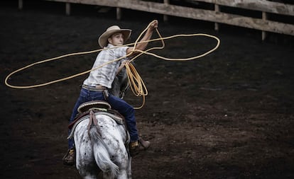 Un vaquero participa el domingo en un rodeo durante las fiestas patronales en los Ángeles de Santo Domingo (Costa Rica). 
