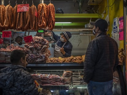 Clientes esperan en una carnicería en la Central de Abastos de Ciudad de México.