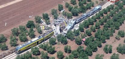 Fotograf&iacute;a facilitada por la Brigada de Bomberos italiana que muestra una vista desde el aire del lugar del accidente de dos trenes en una l&iacute;nea de v&iacute;a &uacute;nica entre Ruvo di Puglia y Corato, al sur de Italia.