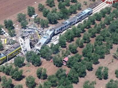 Fotograf&iacute;a facilitada por la Brigada de Bomberos italiana que muestra una vista desde el aire del lugar del accidente de dos trenes en una l&iacute;nea de v&iacute;a &uacute;nica entre Ruvo di Puglia y Corato, al sur de Italia.