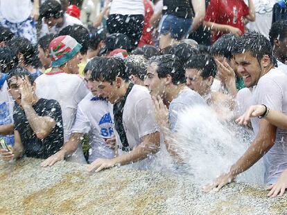 Cientos de jóvenes combatieron ayer las altas temperaturas registradas en Bilbao dándose un chapuzón en las fuentes públicas