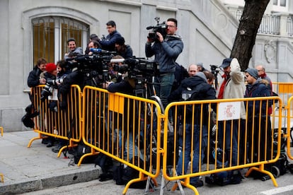 Nombrosos mitjans a l'entrada del Tribunal Suprem on el jutge Pablo Llarena comunica l'ordre de processament als investigats en el procés.