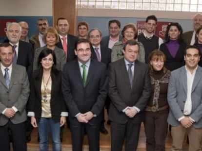 Los candidatos del PSOE en Collado Villalba para las elecciones municipales de 2011. En primera fila, de izquierda a derecha, en cuarto lugar, el exalcalde Jos&eacute; Pablo Gonz&aacute;lez; a su izquierda el actual portavoz, Juan Jos&eacute; Morales,  y los dos tr&aacute;nsfugas: Rosana Crespo y Luis Garc&iacute;a del Hueso.