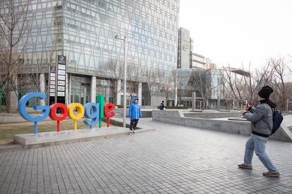 Un niño posa para una foto junto al cartel de Google en Pekín.