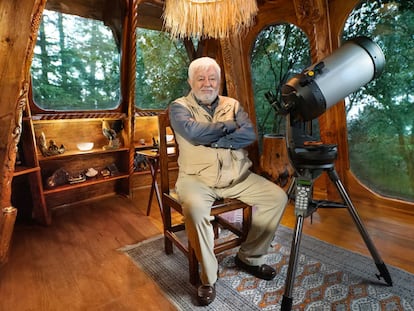 Jaime Maussan ofrece en Airbnb su cabaña en el Desierto de los Leones para apasionados del fenómeno ovni