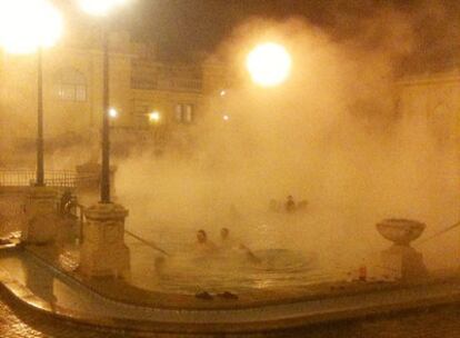 Piscina exterior del Balneario Széchenyi con agua termal a 38º