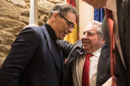 Antón Arias, sin corbata, es felicitado tras proclamarse presidente de la patronal gallega.