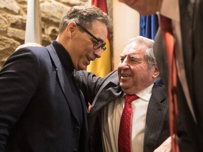 Ant&oacute;n Arias, sin corbata, es felicitado tras proclamarse presidente de la patronal gallega.