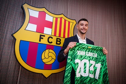 El portero Joan García, tras firmar su contrato con el FC Barcelona hasta 2031, en las oficinas del club.