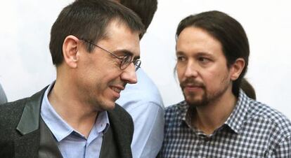 Juan Carlos Monedero (l) with Podemos leader Pablo Iglesias last Friday.