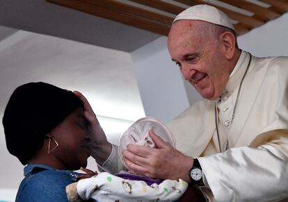 El Papa Francisco bendice a una madre con un bebé durante su visita al hospital de Zimpeto.