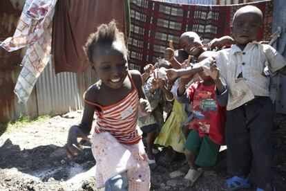 Un grupo de niños juega en Mukuru, un extenso barrio pobre al sur de Nairobi (Kenia), zona duramente golpeada por el cambio climático.