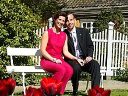 La princesa Martha Louise de Noruega y su novio, Ari Behn, durante una sesión de fotos oficial con motivo de su boda