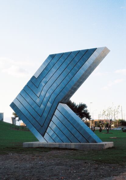 La escultura de Enric Mestre que estaba ubicada junto al aeropuerto de Manises.