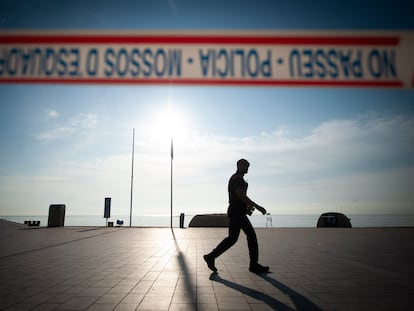 Zona acotada por una cinta de balizamiento de los Mossos d'Esquadra, en una playa de la Barceloneta en 2019.