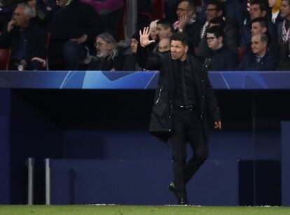 El entrenador del Atlético Diego Simeone da instrucciones a sus jugadores durante el encuentro.