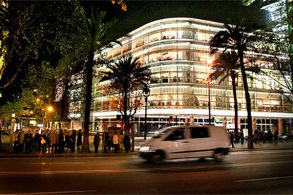 La nueva imagen de los grandes almacenes en la Diagonal, con las luces de Navidad a punto. La fachada de cristal da transparencia al edificio.