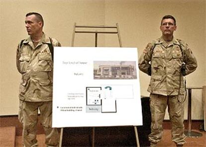 Soldados de EE UU, junto al plano de la casa donde se hallaban los hijos de Sadam, ayer en Bagdad.