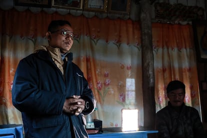 Peter Thang, vicepresidente de la Fuerza de Defensa Nacional de Chin (CNDF), reza durante una misa para celebrar el Año Nuevo en un pueblo de la primera línea del frente en Falam, el pasado 1 de enero.