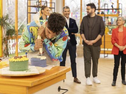 Blas Cantó ultima una tarta con la preesentadora Paula Vázquez y el jurado de 'Bake Off: famosos al horno' de fondo.