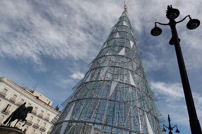 Vista del árbol de Navidad en la Puerta del Sol de Madrid.