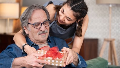 Una hija dándole un regalo a su padre