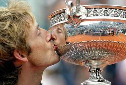 Ferrero besa el trofeo de Roland Garros que gan&oacute; en 2003 al vencen en la final al holand&eacute;s Martin Verkerk. 