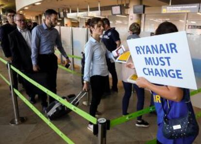 Una trabajadora de Ryanair protesta durante la huelga del pasado viernes.