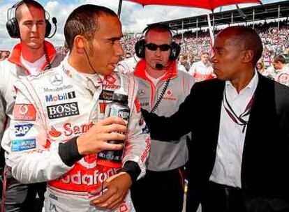Lewis Hamilton habla con su padre, a la derecha, antes de la carrera.