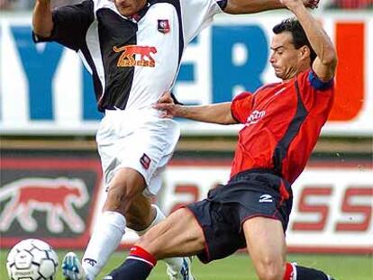 El defensa de Osasuna César Cruchaga intenta parar al jugador del Rennes, Jean Joel Doumbe.