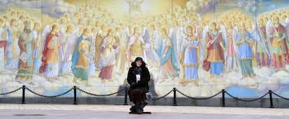 Una anciana pide limosna fuera del Monasterio Saint Michael en Kiev (Ucrania).