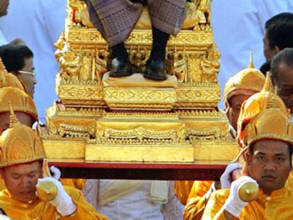 El nuevo monarca, durante la ceremonia celebrada en el Palacio Real de Phom Penh, capital del país.