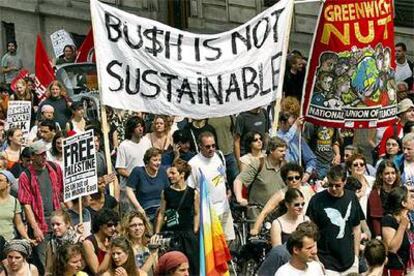 Manifestación contra el presidente Bush en Ginebra el 1 de junio de 2003 con motivo de la reunión del G-8 en Evian, Francia.