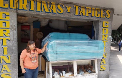 Karla Alfaro, frente a su tapicería en la Colonia Roma de Ciudad de México.