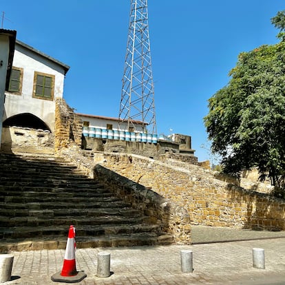 Búnker y puesto de vigilancia militar en uno de los puntos de las murallas venecianas de Nicosia donde más cercanas están la zona greochipriota y turcochipriota.