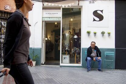 Sole Ferrer expone en La Seta Coqueta obras de jóvenes artistas y muebles de su abuela.