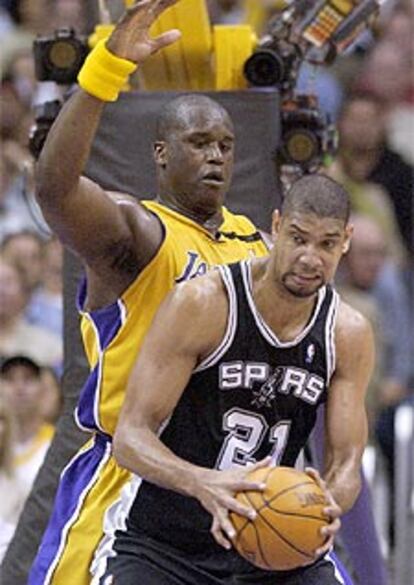 O'Neal y Duncan, durante la segunda mitad del partido.