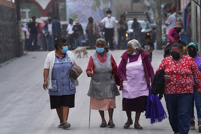 Las autoridades han recomendado a la población usar mascarilla si salen de casa, no realizar actividades al aire libre y se han suspendido las clases. En la imagen, un grupo de mujeres en Santiago Xalitzintla.