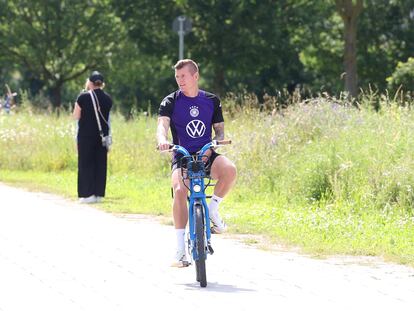 Toni Kroos llega al campo de entrenamiento en bicicleta, el pasado 10 de junio.