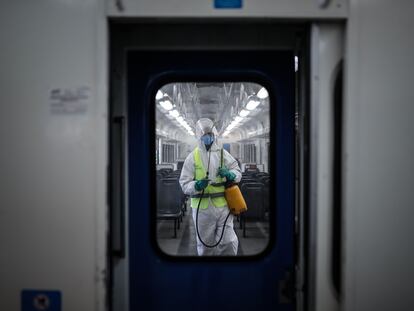 Un trabajador desinfecta un tren en la estación de Constitución, en Buenos Aires.