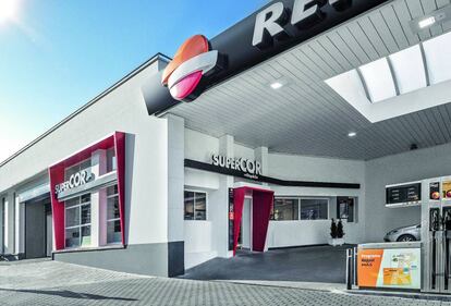 En la imagen, la estación del presente y del futuro de Repsol: el centro de servicios, en plural.