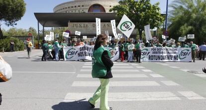 Protesta del sindicato CSIF ante una de las sedes de la Junta.