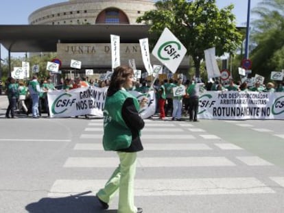 Protesta del sindicato CSIF ante una de las sedes de la Junta.