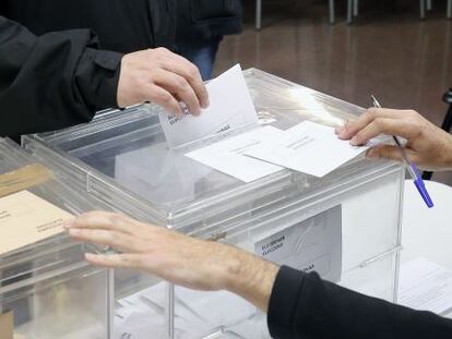 Un ciudadano vota en las elecciones generales del pasado 20 de diciembre.