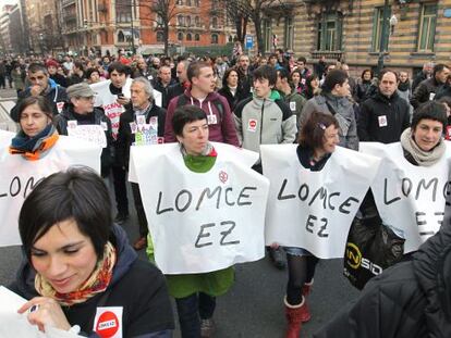 Momento de la manifestación que ha recorrido Bilbao contra la reforma educativa.