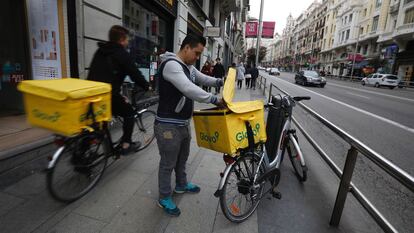 Dos trabajadores de una empresa de reparto, en el centro de Madrid