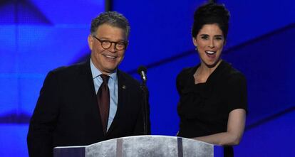 El senador Al Franken y la cómica Sarah Silverman, el pasado lunes en la convención demócrata.