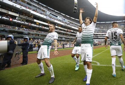 Rodríguez y Abella celebran el gol.