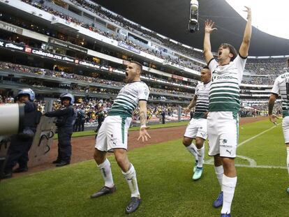 Rodríguez y Abella celebran el gol.