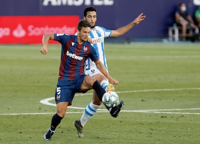 Partido de la Liga donde los dos equipos, Levante y Real Sociedad, llevan camisetas patrocinadas por casas de apuestas.